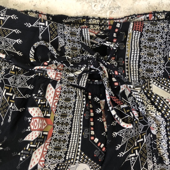 Sun & Shadow Print Shorts - Picture 4 of 8